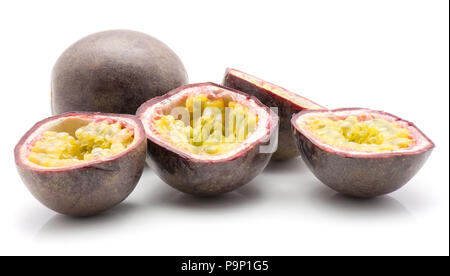 Passionsfrüchte auf weißem Hintergrund eine ganze vier geschnittene Stücke isoliert Stockfoto