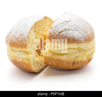 Ein Donut (Sufganiyah) in der Hälfte mit Aprikosenmarmelade auf weißem Hintergrund frisch gebackene mit angetriebenen Zucker zwei Hälften getrennt Stockfoto