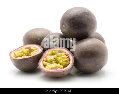 Passionsfrüchte auf weißem Hintergrund Haufen der ganze fünf isoliert und zwei Hälften Stockfoto