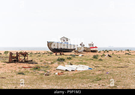 Verlassenen baufälligen Fischerboote und Zahnrad auf das Vorland der Kiesstrand in Dungeness, Shepway District, Kent Stockfoto