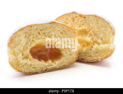 Ein Donut (Sufganiyah) in der Hälfte mit Aprikosenmarmelade isoliert auf weißem Hintergrund frisch gebackene zwei Hälften mit angetriebenen Zucker Stockfoto