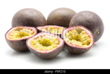 Passionsfrüchte auf weißem Hintergrund drei ganze vier geschnittene Stücke isoliert Stockfoto