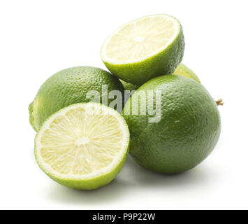 Limes Stack drei ganze zwei Hälften auf weißem Hintergrund Stockfoto