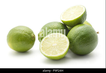 Gruppe der Limes auf weißem Hintergrund vier ganze zwei Hälften geschnitten isoliert Stockfoto