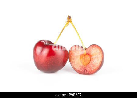 Gruppe von einer ganzen Hälfte der süßen helle rote Kirsche isoliert auf weißem Stockfoto