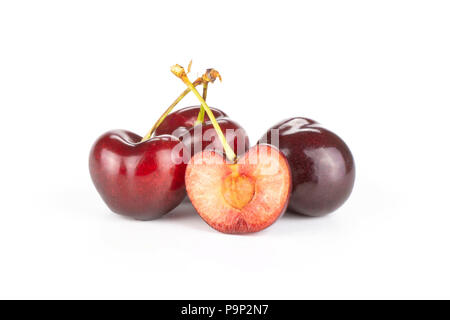 Gruppe von drei ganzen Hälfte der süßen helle rote Kirsche isoliert auf weißem Stockfoto