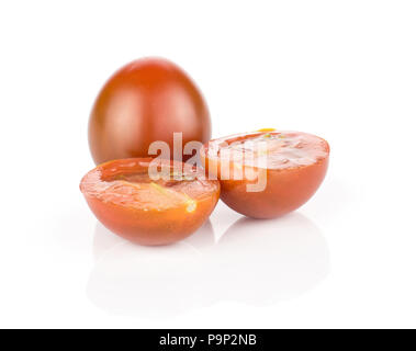 Schwarz Rot Traube Cherry Tomaten eine ganze zwei Hälften auf weißem Hintergrund Stockfoto