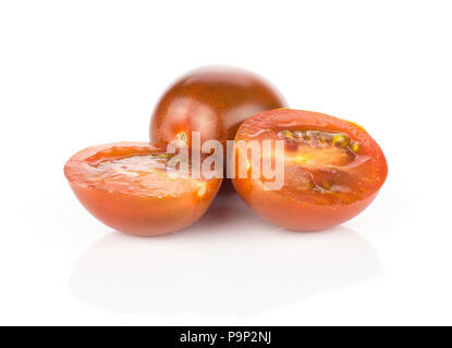 Schwarz Rot Traube Cherry Tomaten eine ganze und zwei Hälften auf weißem Hintergrund Stockfoto