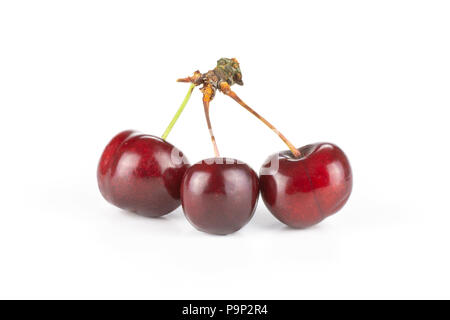 Gruppe von drei ganzen süßen helle rote Kirsche isoliert auf weißem Stockfoto