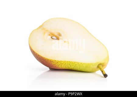 Eine halbe frische rote Birne forelle Vielfalt auf Weiß isoliert Stockfoto