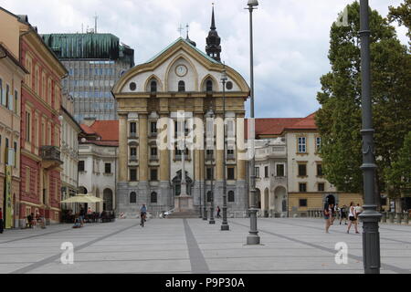 Eine gute Aussicht in der Nähe des Congress Square, dem Ursulinenkloster, Kirche der Heiligen Dreifaltigkeit in der Mitte. Stockfoto