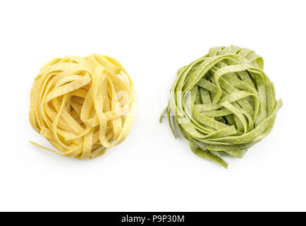 Fettuccine Pasta roh (ein Spinat und Classic) Ansicht von oben auf weißem Hintergrund zwei Stücke isoliert Stockfoto