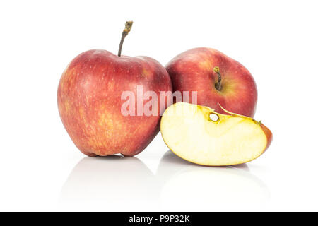 Red Delicious zwei Äpfel und eine Scheibe auf weißem Hintergrund Stockfoto