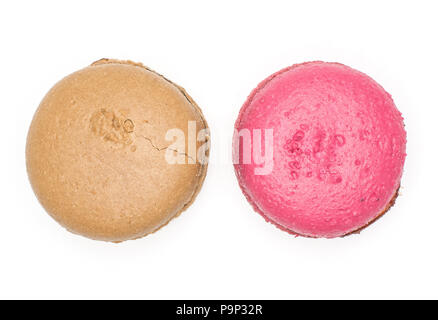 Zwei französische macarons Schokolade Himbeere Draufsicht auf weißem Hintergrund Stockfoto