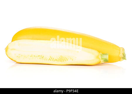 Eine ganze Hälfte des raw-gelben Zucchini isoliert auf weißem Stockfoto