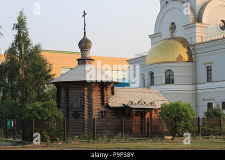 Kleine hölzerne Kapelle in der Nähe der Kirche aller Heiligen, Jekaterinburg, Russland Stockfoto