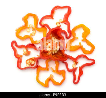 Habanero Chili rot orange Scheiben mit einer Hälfte wie eine Blume Draufsicht isoliert auf weißem Hintergrund heißen Chinesischen Pfeffer Stockfoto