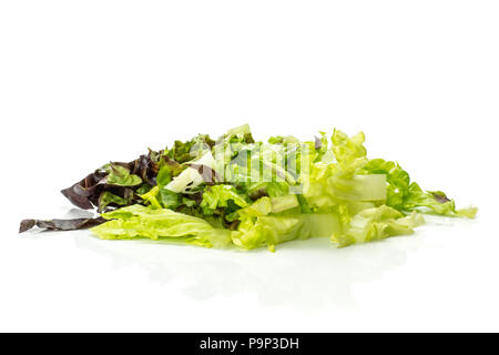 Frischer grüner Salat rote kleine Juwel Vielzahl gehackt auf Weiß isoliert Stockfoto