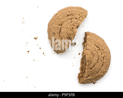 Ein gerissenes Kakao oat cookie Draufsicht auf weißem Hintergrund drop shape Braun knusprigem Keks in zwei Hälften zerbrochen isoliert Stockfoto