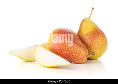 Gruppe von zwei ganze zwei Scheiben frische rote Birne forelle Vielfalt isoliert auf weißem Stockfoto