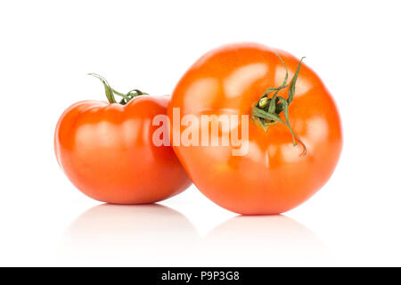 Zwei rote Tomaten isoliert auf weißem Hintergrund Stockfoto