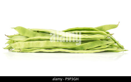 Flache grüne Bohnen heap auf weißem Hintergrund Stockfoto