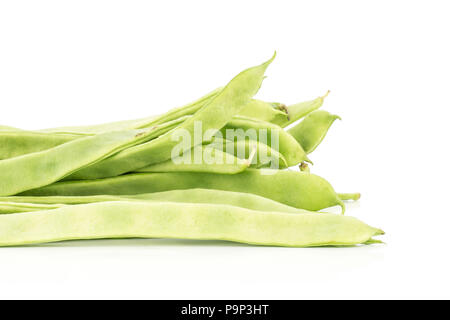 Flache grüne Bohnen auf weißem Hintergrund Stapel Stockfoto