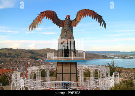 Blick auf den Titicacasee und die Stadt Puno aus dem Condor Hill View Point mit einem riesigen Condor Skulptur, Puno, Peru Stockfoto