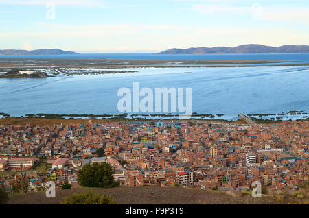 Titicacasees, dem höchsten schiffbaren See der Welt und der Stadt von Puno aufgenommen von der Condor Hill View Point, Puno, Peru Stockfoto