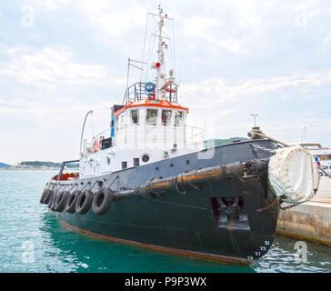 Schwarz tugboat im Meer Hafen vertäut. Stockfoto