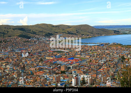 Luftaufnahme der Stadt Puno und Titicacasee aufgenommen von der Condor Hill View Point, Puno, Peru Stockfoto