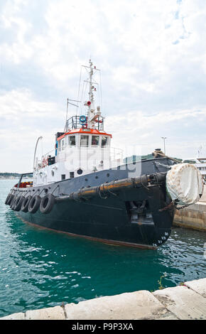 Schwarz tugboat im Meer Hafen vertäut. Stockfoto