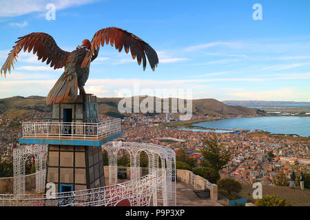 Titicaca See und der Stadt von Puno als von Condor Hill View Point oder Mirador de Kuntur Wasi, Puno, Peru gesehen Stockfoto