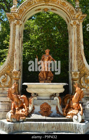Skulptur von Neptun in die wunderschönen Gärten von der Farm. Kunst Geschichte der Biologie. Juni 19, 2018. La Granja Mallorca Spanien. Stockfoto