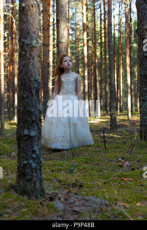 Kleine Prinzessin wallks in ein Abendkleid in einem Sommer Wald, Tageslicht Stockfoto