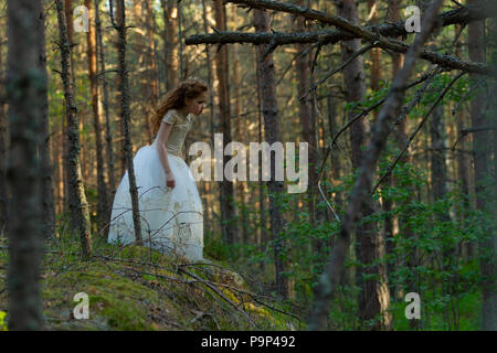 Kleine Prinzessin wallks in ein Abendkleid in einem Sommer Wald, Tageslicht Stockfoto