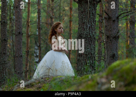 Kleine Prinzessin wallks in ein Abendkleid in einem Sommer Wald, Tageslicht Stockfoto