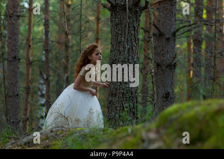 Kleine Prinzessin wallks in ein Abendkleid in einem Sommer Wald, Tageslicht Stockfoto