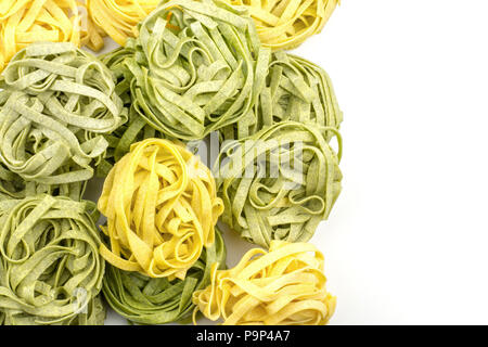 Fettuccine Pasta roh (Spinat und Classic) Ansicht von oben auf weißem Hintergrund Stockfoto