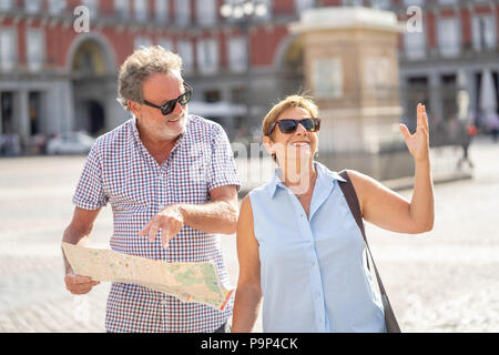 Senior touristische Paar verloren in einem Argument, während Sie eine Karte in der Plaza Mayor Madrid während Reisen in Europa in rentnerehepaar Urlaub und Reisen Stockfoto