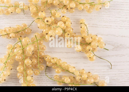 Menge ganze frische weiße Johannisbeere berry Blanka Vielzahl flatlay auf grau Holz Stockfoto