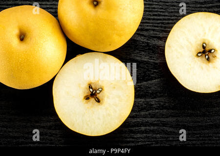 Chinese Golden pear Kollektion Top view Nashi Vielfalt auf schwarzem Holz- Hintergrund isoliert Stockfoto