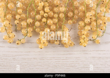 Menge ganze frische weiße Johannisbeere berry Blanka Vielzahl hängenden flatlay auf grau Holz Stockfoto