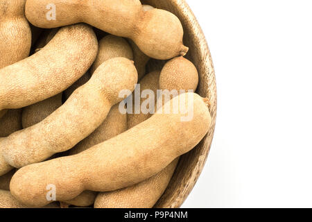 Indische Termine Tamarind in eine hölzerne Schüssel Draufsicht auf weißem Hintergrund Stockfoto