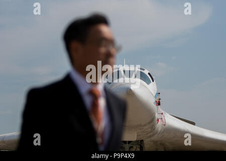 Ein Besucher aus der chinesischen Delegation Spaziergänge in der Nähe der Tupolew Tu-160 der russischen Luftwaffe an MAKS-2015 Airshow in der Nähe von Schukowski, Moskauer Gebiet, Russland Stockfoto