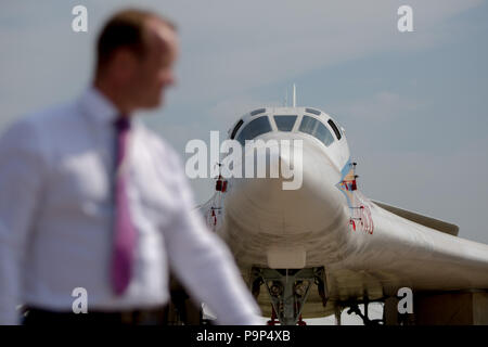 Besucher der Show Spaziergänge in der Nähe der Tupolew Tu-160 der russischen Luftwaffe an MAKS-2015 Airshow in der Nähe von Schukowski, Moskauer Gebiet, Russland Stockfoto