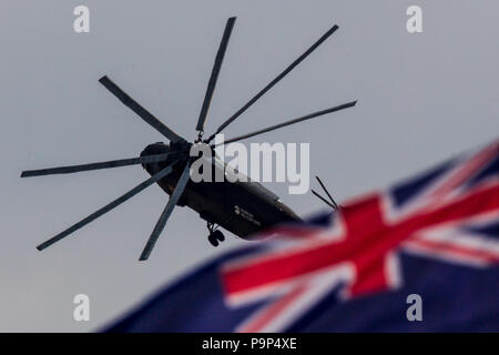 Der Mil Mi-26 T 2 schwere Hubschrauber fliegt hinter der Flagge Australien auf der Luftfahrtausstellung MAKS 2015 in Schukowski, Moskauer Gebiet, Russland Stockfoto
