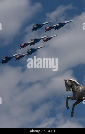 Russische Ritter und Mauersegler kunstflugstaffeln der russischen Luftwaffe die Suchoi Su-27 und MiG-29-Kampfflugzeuge fliegen in Formation über Moskauer Hippodrom Stockfoto