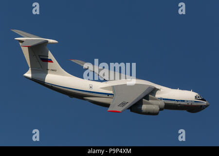 Die Iljuschin Il-76 MD-90 A (auch als Il-476 Projekt bekannt) registrierte RF -78653 an MAKS-2015 Airshow in der Nähe von Schukowski, Moskauer Gebiet, Russland kommt Stockfoto
