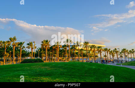 Sonnenuntergang am Strand neben dem Hafen in der Stadt Valencia im Frühjahr. Spanien. Stockfoto